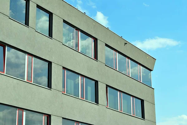 Modern bina. Camdan yapılmış modern ofis binası.