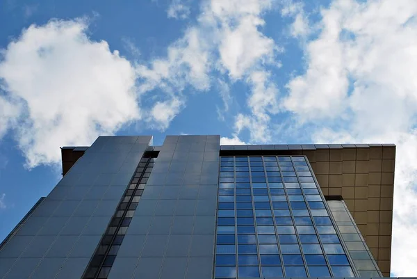 Modern ofis binası. Modern binanın mimari detaylar.