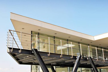 Modern ofis binası. Modern binanın mimari detaylar