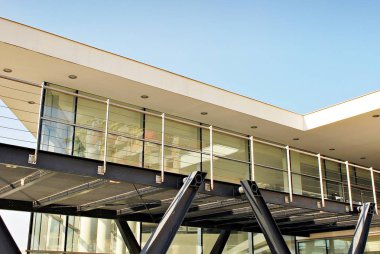 Modern ofis binası. Modern binanın mimari detaylar