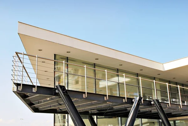 Modern ofis binası. Modern binanın mimari detaylar