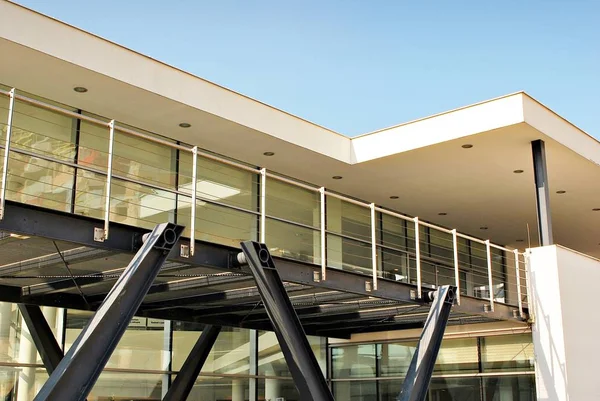 Modern ofis binası. Modern binanın mimari detaylar