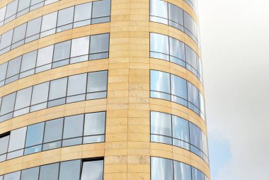 Modern bina. Camdan yapılmış modern ofis binası.