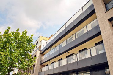 Modern bina. Camdan yapılmış modern ofis binası.