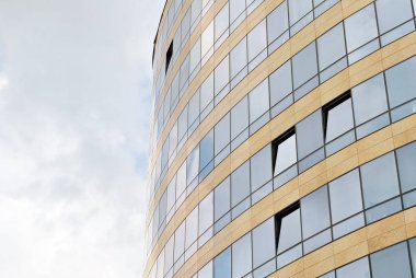 Modern bina. Camdan yapılmış modern ofis binası.