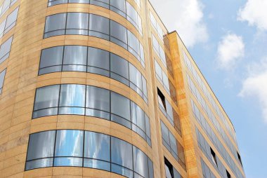 Modern bina. Camdan yapılmış modern ofis binası.