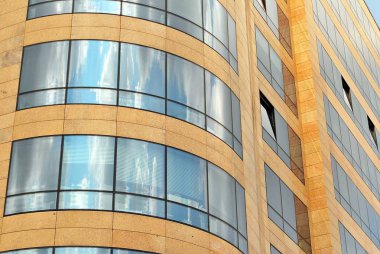 Modern bina. Camdan yapılmış modern ofis binası.