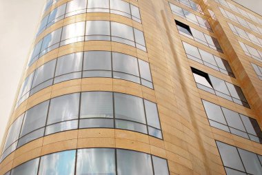 Modern bina. Camdan yapılmış modern ofis binası.