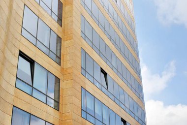 Modern bina. Camdan yapılmış modern ofis binası.