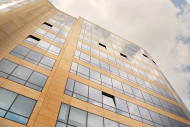 Modern bina. Camdan yapılmış modern ofis binası.