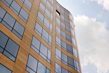 Modern bina. Camdan yapılmış modern ofis binası.