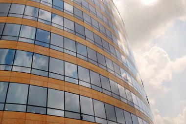 Modern bina. Camdan yapılmış modern ofis binası.