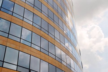 Modern bina. Camdan yapılmış modern ofis binası.