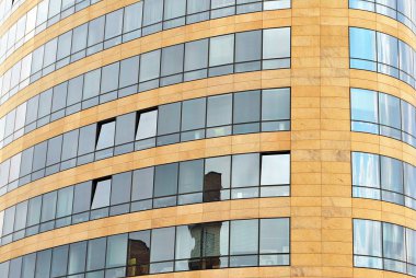 Modern bina. Camdan yapılmış modern ofis binası.