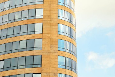 Modern bina. Camdan yapılmış modern ofis binası.