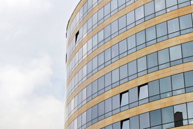 Modern bina. Camdan yapılmış modern ofis binası.