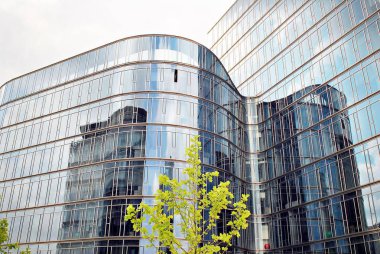 Modern bina. Camdan yapılmış modern ofis binası.