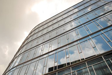 Modern bina. Camdan yapılmış modern ofis binası.