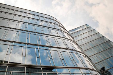 Modern bina. Camdan yapılmış modern ofis binası.