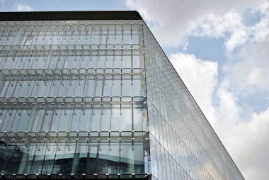 Modern bina. Camdan yapılmış modern ofis binası.