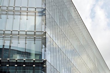 Modern bina. Camdan yapılmış modern ofis binası.