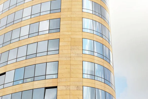 Modern bina. Camdan yapılmış modern ofis binası.