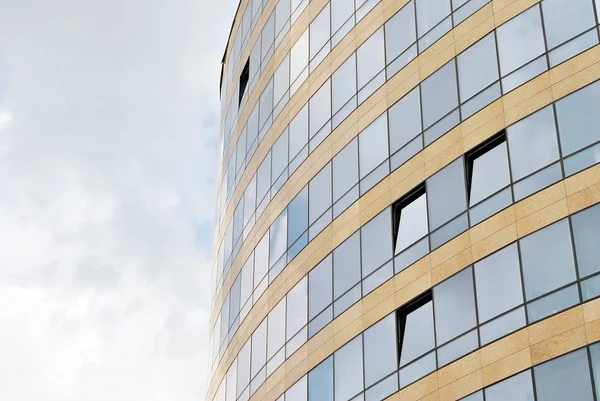 Modern bina. Camdan yapılmış modern ofis binası.