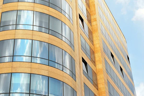 Modern bina. Camdan yapılmış modern ofis binası.