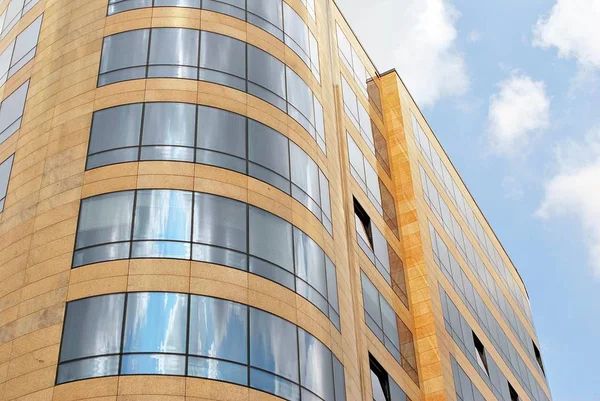 Modern bina. Camdan yapılmış modern ofis binası.
