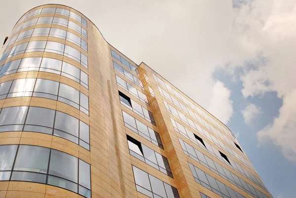 Modern bina. Camdan yapılmış modern ofis binası.