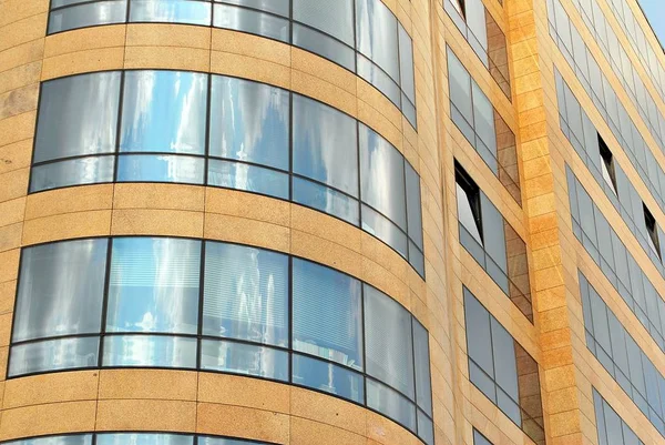 Modern bina. Camdan yapılmış modern ofis binası.