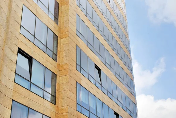 Modern bina. Camdan yapılmış modern ofis binası.