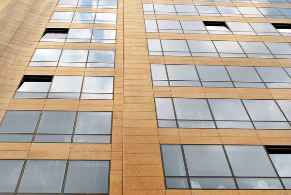 Modern bina. Camdan yapılmış modern ofis binası.