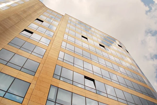 Modern bina. Camdan yapılmış modern ofis binası.