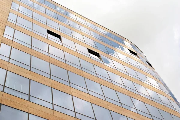 Modern bina. Camdan yapılmış modern ofis binası.