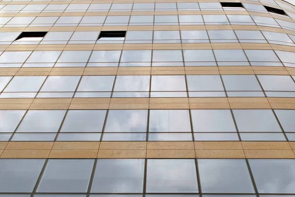 Modern bina. Camdan yapılmış modern ofis binası.