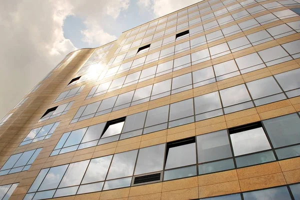 Modern bina. Camdan yapılmış modern ofis binası.