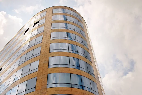 Modern bina. Camdan yapılmış modern ofis binası.