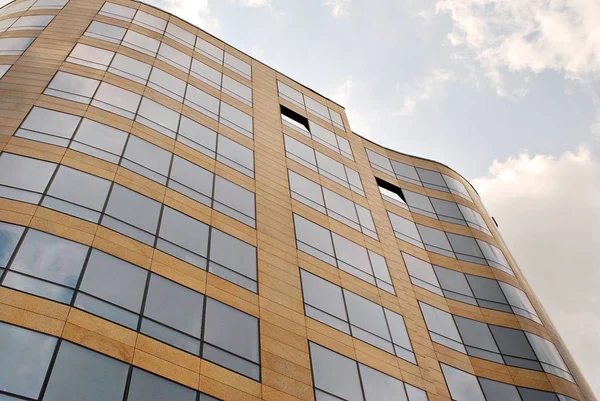 Modern bina. Camdan yapılmış modern ofis binası.