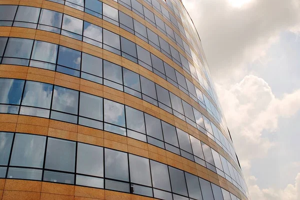 Modern bina. Camdan yapılmış modern ofis binası.