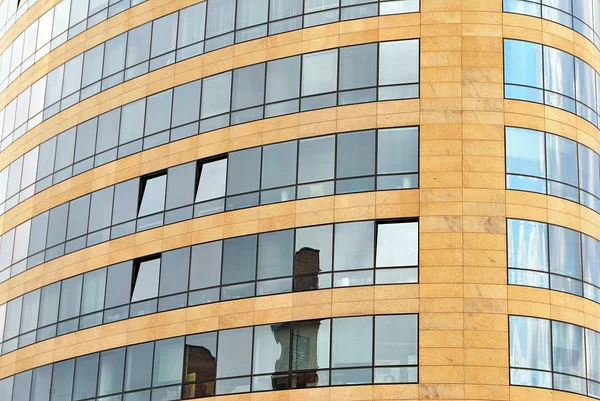 Modern bina. Camdan yapılmış modern ofis binası.