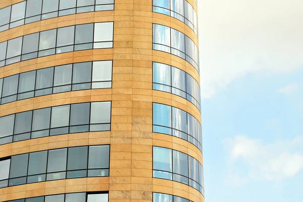 Modern bina. Camdan yapılmış modern ofis binası.