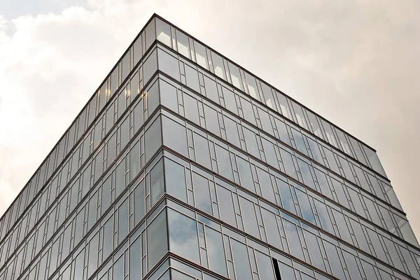 Modern bina. Camdan yapılmış modern ofis binası.