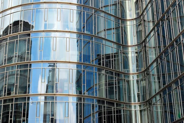 Modern bina. Camdan yapılmış modern ofis binası.