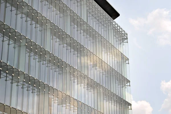 Modern bina. Camdan yapılmış modern ofis binası.