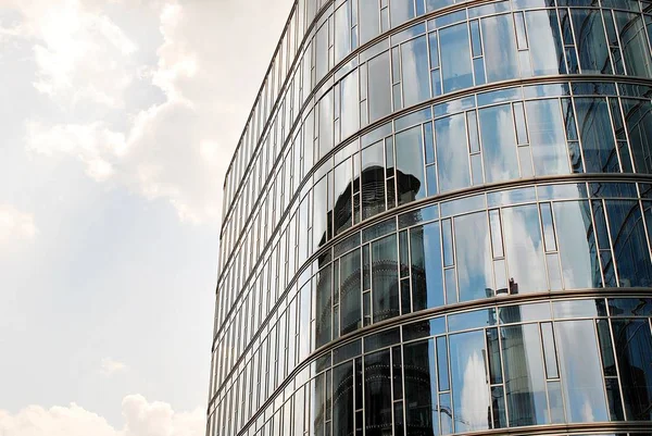 Modern bina. Camdan yapılmış modern ofis binası.