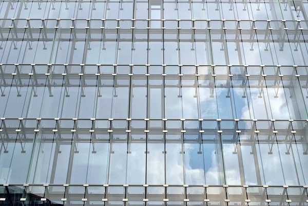 Modern bina. Camdan yapılmış modern ofis binası.