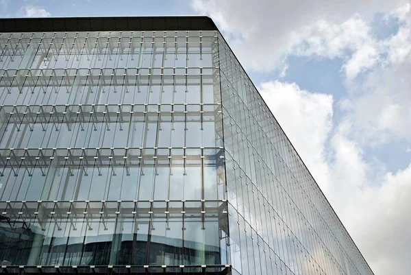 Modern bina. Camdan yapılmış modern ofis binası.