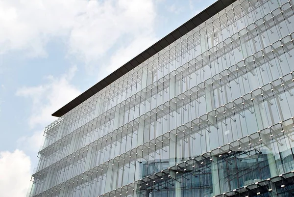 Modern bina. Camdan yapılmış modern ofis binası.