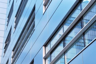 Modern bina. Camdan yapılmış modern ofis binası.